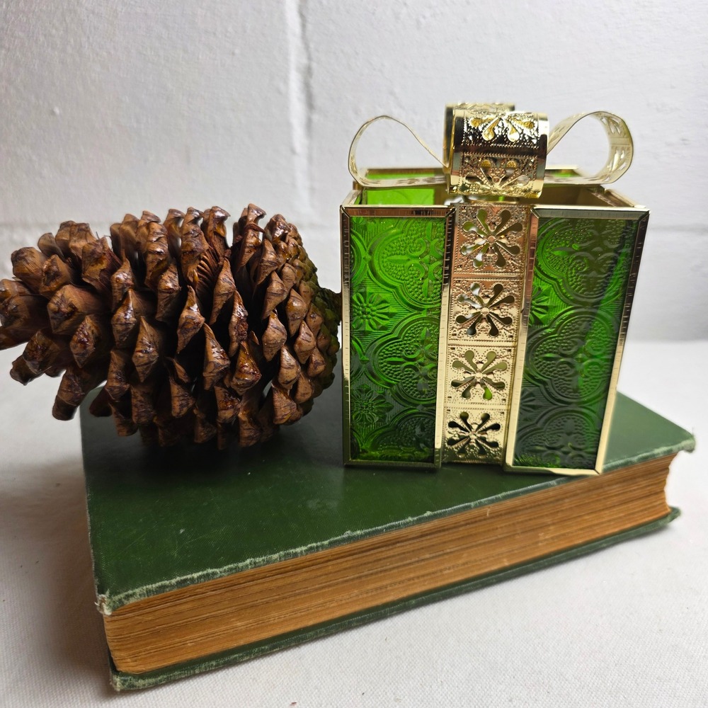Avon 2007 Green Embossed Glass Gold Snowflake Gift Box Tea Light Candle Holder